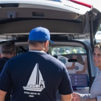 GVSU Mom smiles at GVSU Alumnus as he helps unload family's car